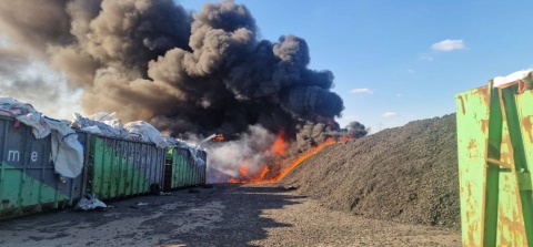 Pożar w zakładzie utylizacji opon w Rożentalu na Pomorzu
