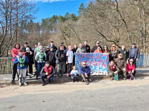 Płynęli Wdą i wyciągali śmieci z rzeki. Wielkie sprzątanie Borów Tucholskich
