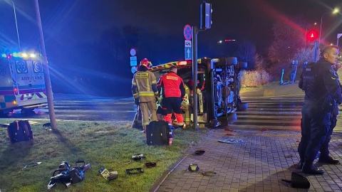 Zderzenie karetki przewożącej pacjentkę z osobówką na Rondzie Maczka w Bydgoszczy