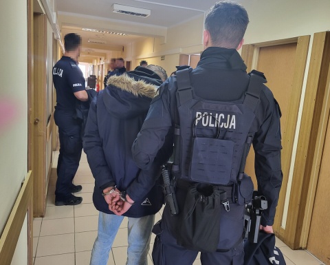 Ojciec założył gang z nastoletnią córką i jej chłopakiem. Łupy wynosili workami