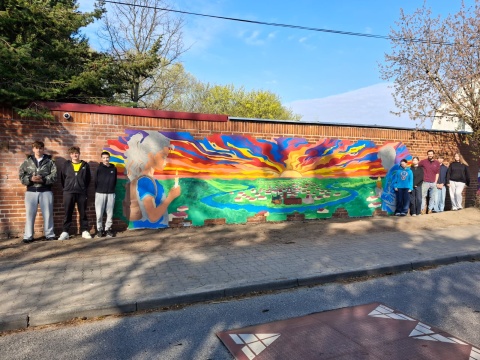 Uczniowie wymalowali zabytki i przyrodę Ziemi Świeckiej na murze swojej podstawówki [zdjęcia]