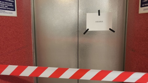 Zabiegi odwołane, pacjenci noszeni po schodach. W bydgoskim szpitalu nie działają windy