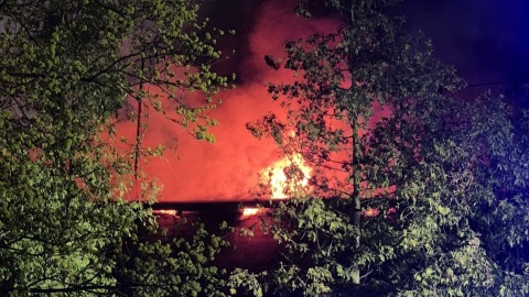 Pożar domu na osiedlu Miedzyń-Prądy w Bydgoszczy. Ewakuowano trzy osoby, w tym niemowlę [aktualizacja] [wideo]