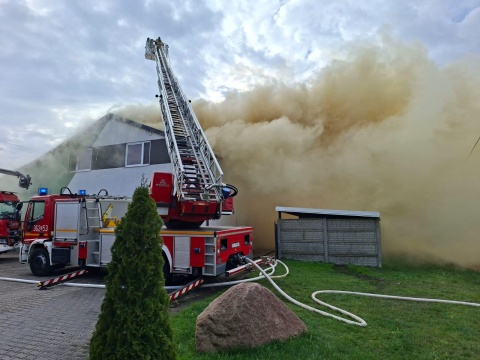 Płonie hala produkcyjna w Dziardonicach w powiecie włocławskim. DK nr 91 zablokowana [zdjęcia]