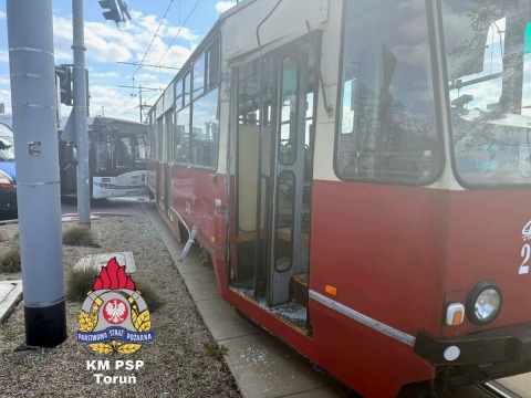 Zderzenie tramwaju i miejskiego autobusu w Toruniu. Poszkodowana jedna osoba
