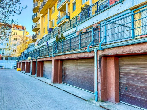 Dziecko wypadło z balkonu na piątym piętrze Dramatyczny wypadek na Szwederowie [AKTUALIZACJA]