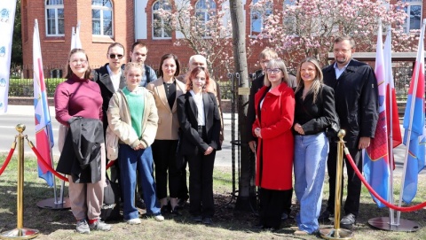 Król Kazimierz Wielki patronem drzewa w bydgoskim Poczcie Dębów Honorowych w Al. Ossolińskich [zdjęcia, wideo]