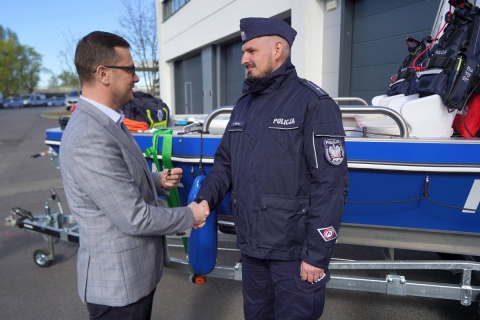 Nowy sprzęt dla regionalnej policji. Łodzie i dron trafiły do funkcjonariuszy [zdjęcia i wideo]