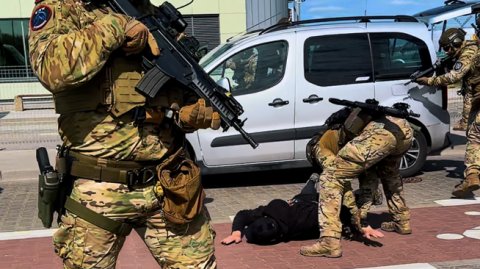 Alarm na bydgoskim lotnisku. Służby ćwiczyły scenariusz zagrożenia bombowego i pożaru [zdjęcia]