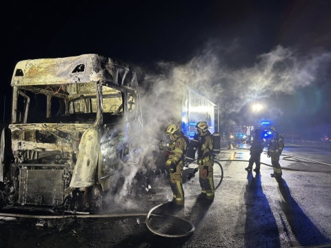 Pożar ciężarówki na autostradzie A1. Akcja służb trwa od godziny 3:00 [zdjęcia]