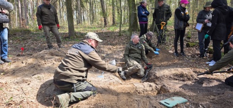 Bory Tucholskie. Szukają miejsca pochówku ofiary niemieckiej zbrodni. Reporter PR PiK z nimi [zdjęcia]