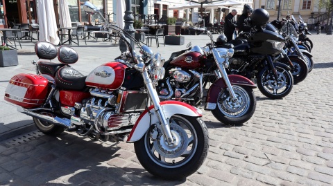 Motocykliści wjechali na płytę Starego Rynku. Rozumieją życie w drodze, więc oddają krew [zdjęcia]