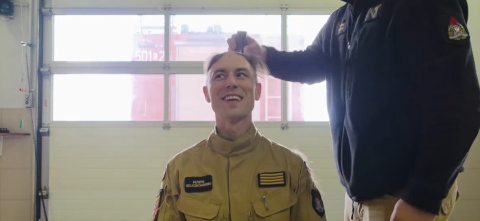 Wyjątkowa akcja strażaków z Radziejowa. Jeden ogolił głowę, wszyscy inni wpłacali pieniądze, żeby pomóc dzieciom [wideo]