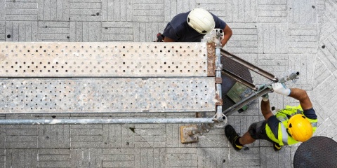 Rusztowania aluminiowe i elewacyjne - jak bezpiecznie pracować na wysokości i zoptymalizować tempo prac budowlanych