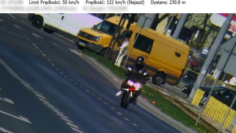 Jeden ukrywał się przed toruńską policją, drugi przekroczył prędkość na ulicach Bydgoszczy i stracił prawo jazdy