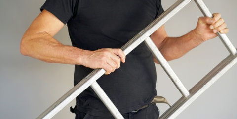 Drabiny aluminiowe i rusztowania - jak dobrać sprzęt do miejsca pracy i rodzaju zadań