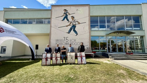 Kobieta i mężczyzna na linach. Mural projektu Andrzeja Pągowskiego na Politechnice Bydgoskiej [zdjęcia]