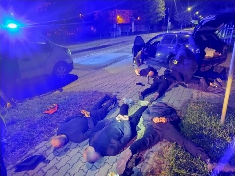 Ustawka pseudokibiców udaremniona. Podczas akcji jeden z nich zaatakował policjanta [zdjęcia]