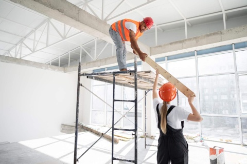 Drabina czy rusztowanie aluminiowe - co wybrać Od prac domowych po inwestycje budowlane