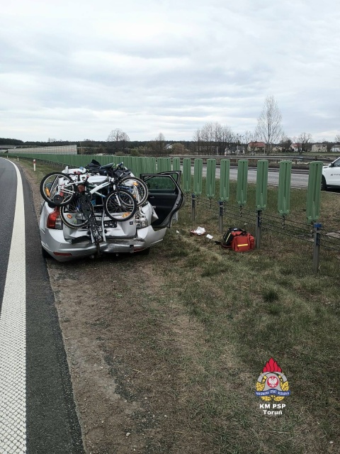 Na autostradzie A1 pod Toruniem osobówka zderzyła się z ciężarówką [zdjęcia]