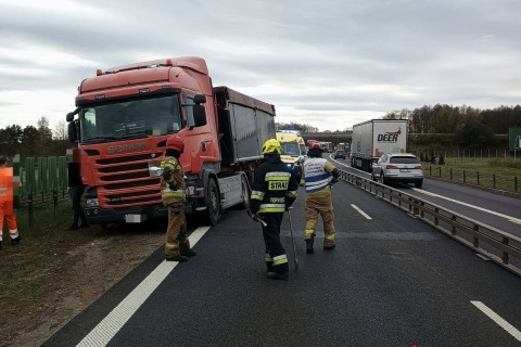 Na autostradzie A1 pod Toruniem ciężarówka najechała na auto osobowe [zdjęcia]