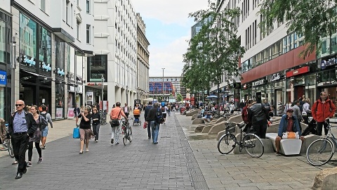 Samochód wjechał w grupę ludzi w centrum Lipska w Niemczech. Jedna osoba nie żyje, 25 rannych