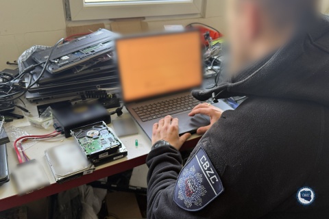 Potężne uderzenie służb w internetową pedofilię. Wśród zatrzymanych m.in. mieszkaniec Pakości [wideo]