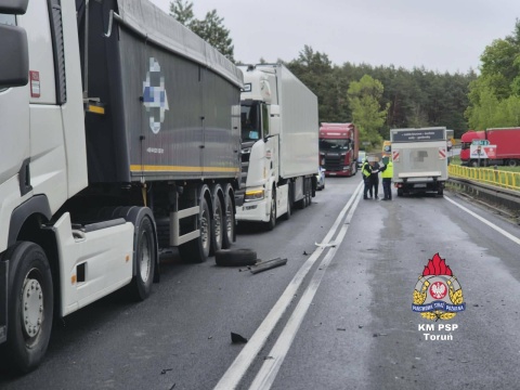 Karambol pod Toruniem. Zderzyły się dwie osobówki, ciężarówka i dostawczak [zdjęcia]