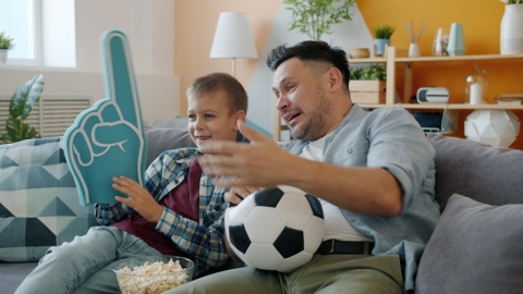 Strefa kibica w salonie - niezbędne gadżety dla kibica na wspólne oglądanie meczów [reklama]