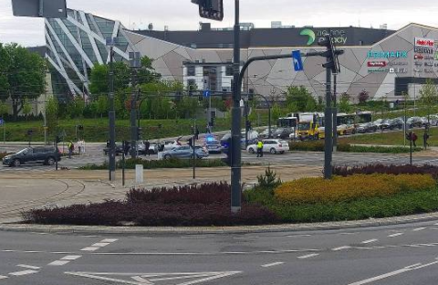 Zderzenie samochodów na rondzie Kujawskim. Są utrudnienia w ruchu [zdjęcia]