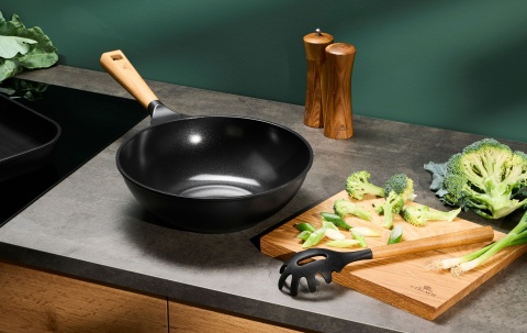 Wiosenne dania z warzywami i świeżymi ziołami przyrządzone metodą stir-fry [reklama]