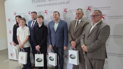 Nie zgłosił się właściciel pieniędzy, więc przekazane zostały chłopcom, którzy je znaleźli [wideo]