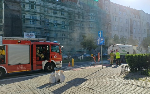 Śmieciarka uderzyła w znak, paliwo się wylało. Utrudnienia na Al. Mickiewicza [zdjęcia]