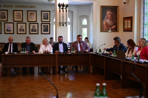Polityczny wstrząs w Inowrocławiu. Jeden radny usunięty, drugi sam rezygnuje. Znamy powody