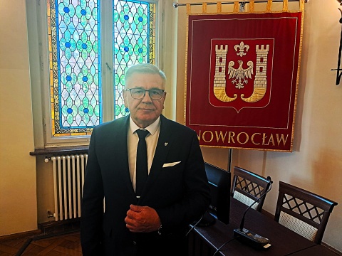 Polityczny wstrząs w Inowrocławiu. Jeden radny usunięty, drugi sam rezygnuje. Znamy powody