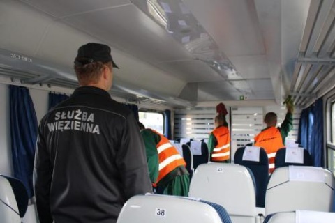 Więźniowie składają meble i pracują w urzędzie. Wypłatą bywa przepustka do domu [zdjęcia]