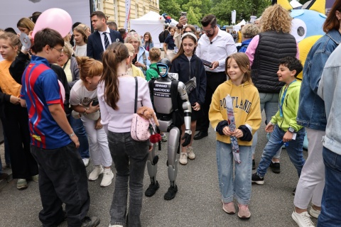 Z okazji Dnia Dziecka w ogrodach kancelarii premiera piknik pod hasłem Kraina wyobraźni