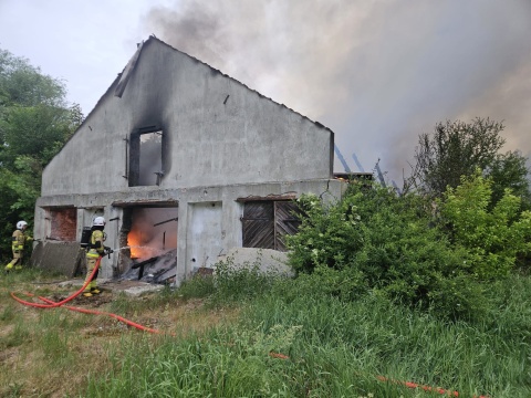 Pożar pustostanu niedaleko Świecia. Dym był widoczny z daleka