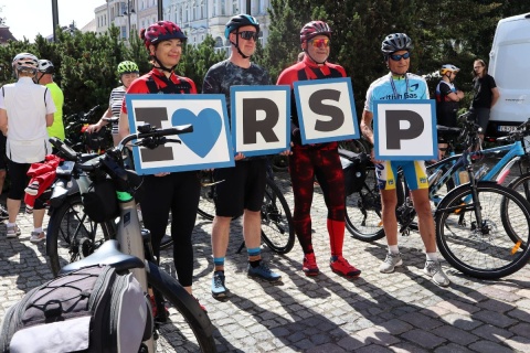 Sprzed bydgoskiego ratusza do Lubostronia. Rowerzyści kręcą kilometry dla Metropolii Bydgoszcz