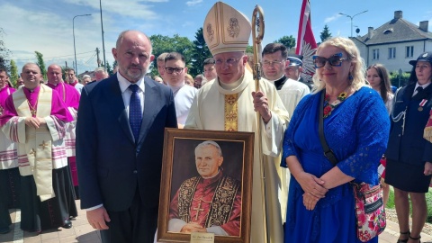 Jan Paweł II odwiedził Włocławek 35 lat temu. Po mszy świętej odsłonięto medalion upamiętniający jego wizytę [zdjęcia]