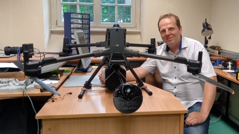 Mechaniczna pszczoła nad łąką Na UKW powstaje specjalny dron-zapylacz