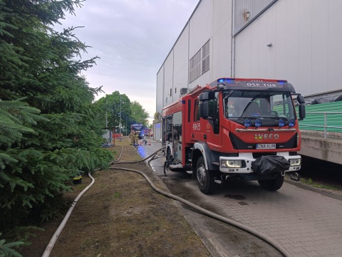 Wyciek szkła w hucie w Turze. Na miejscu działa 15 zastępów straży pożarnej [aktualizacja]