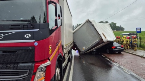 Przyczepa ciężarówki spadła na samochód osobowy. Jedna osoba poszkodowana