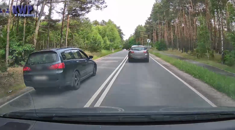 Wyprzedzał na trzeciego, do czołowego zderzenia było blisko. Ford zjechał na pobocze [wideo]