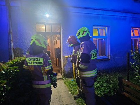 Podczas nocnej interwencji pogotowia w Strzelnie ratownicy wyczuli zapach dymu