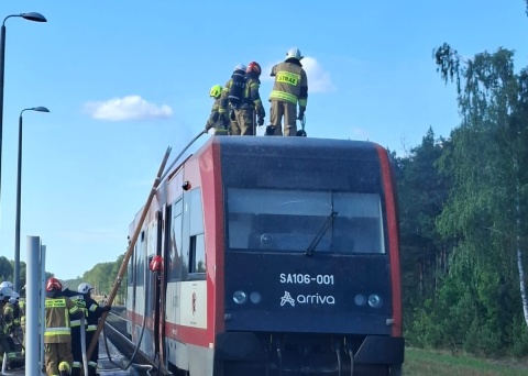 Spalił się szynobus relacji Bydgoszcz-Czersk. Strażacy działają na stacji Rosochatka [zdjęcia]