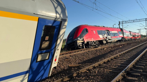 Ruch pociągów na linii Piła-Bydgoszcz wstrzymany. Zderzyły się dwa składy, ranne dwie osoby z regionu [AKTUALIZACJA]