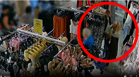 Kradzież torebki z cenną zawartością. Policja szuka kobiet nagranych przez kamery [wideo]