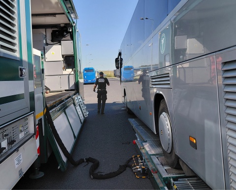 Układ hamulcowy, zawieszenia, czas pracy - policja sprawdza autokary i kierowców