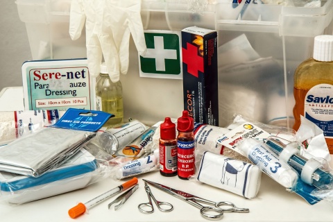 Co spakować do podróżnej apteczki To zależy, dokąd jedziemy i na co chorujemy